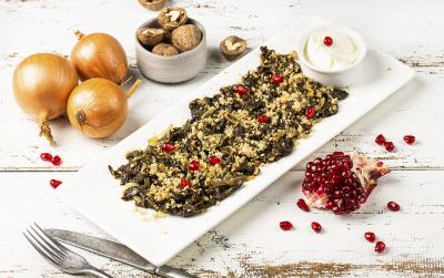 Авелук (конский щавель) с мацони и грецкими орехами